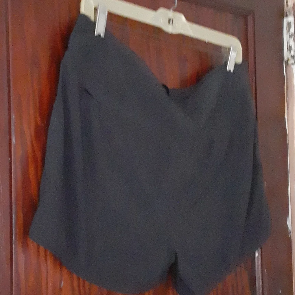 Athleta sz 14 shorts with silver closure and zipper mesh lined pockets - Picture 4 of 8